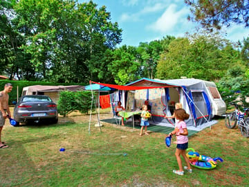Spacious camping pitches with or without electric