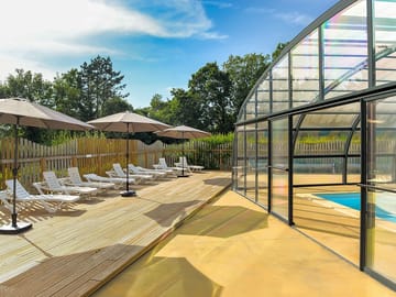 Sun terrace with sunbeds and umbrellas by the pool (added by manager 13 dec 2017)