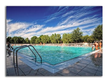Large outdoor swimming pool (added by manager 17 Feb 2016)
