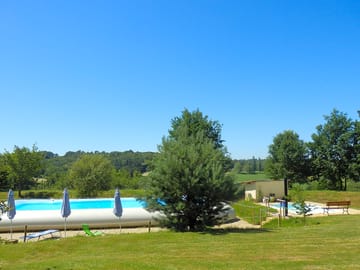 Swimming pool with sunbathing area