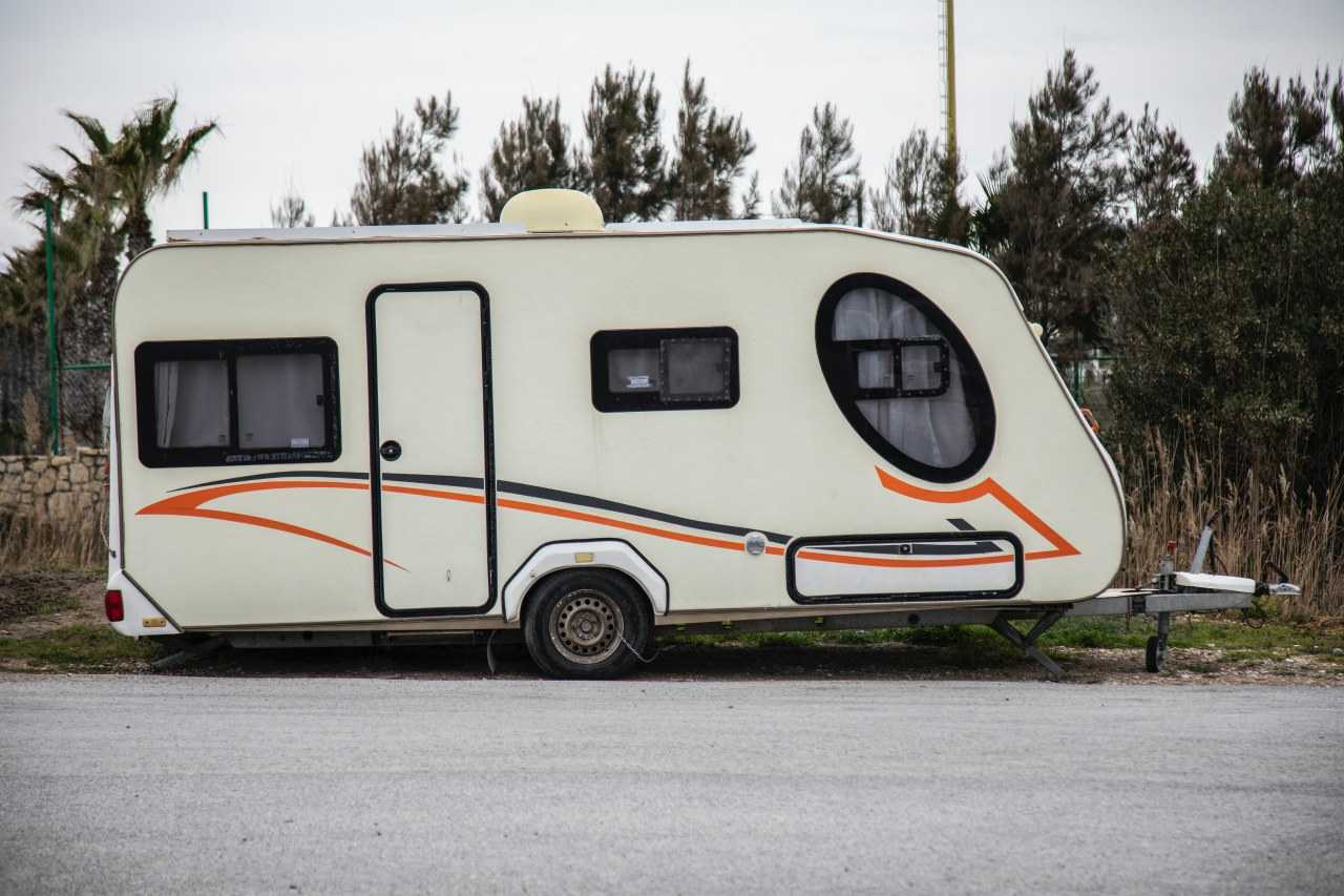 Caravan trailer parked on the side of a road (Engin Akyurt/Pexels)