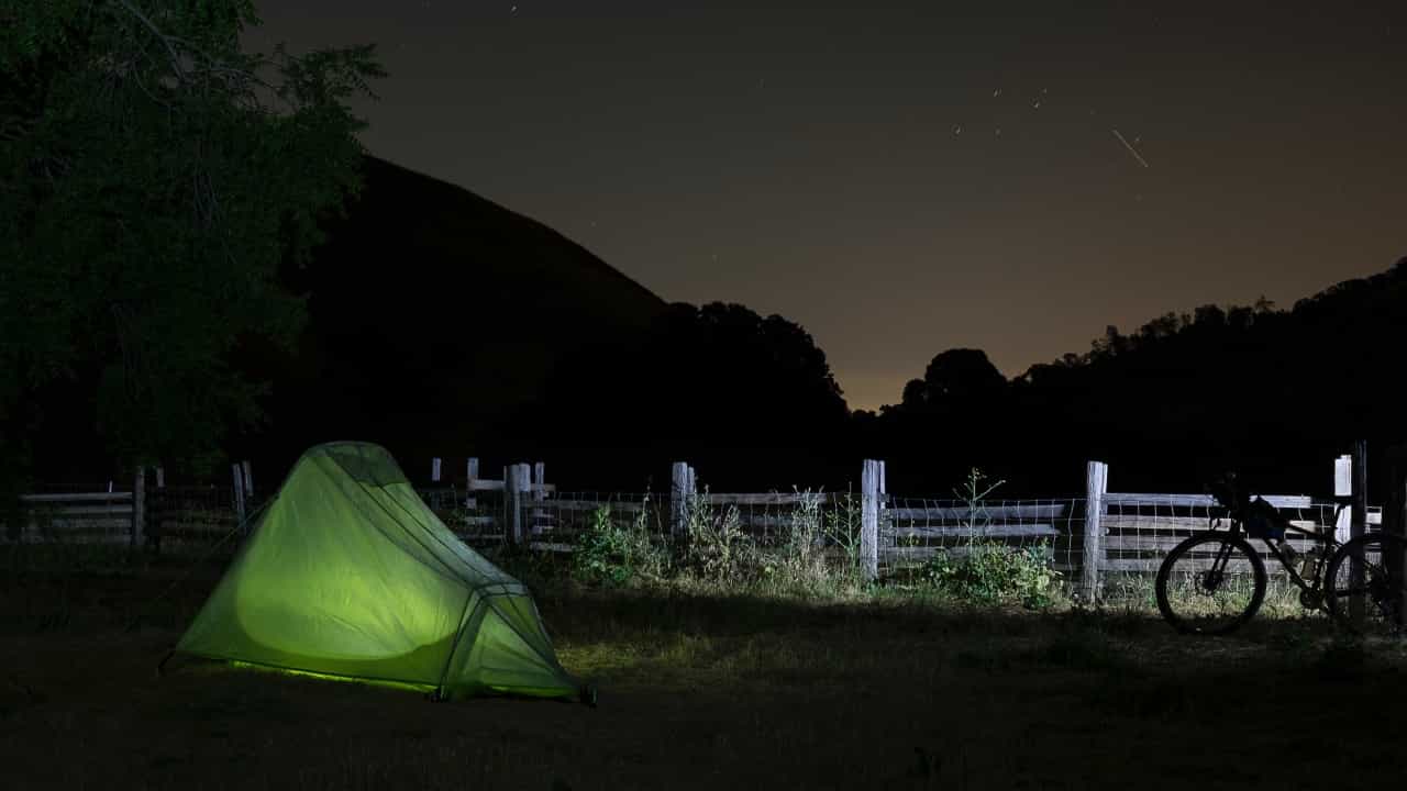 Tent in a remote location at night. (Emmanuel Maceda / Unsplash)