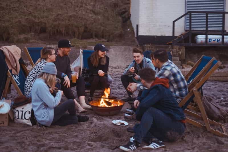 Group camping creates happy memories (Toa Heftiba / Unsplash)