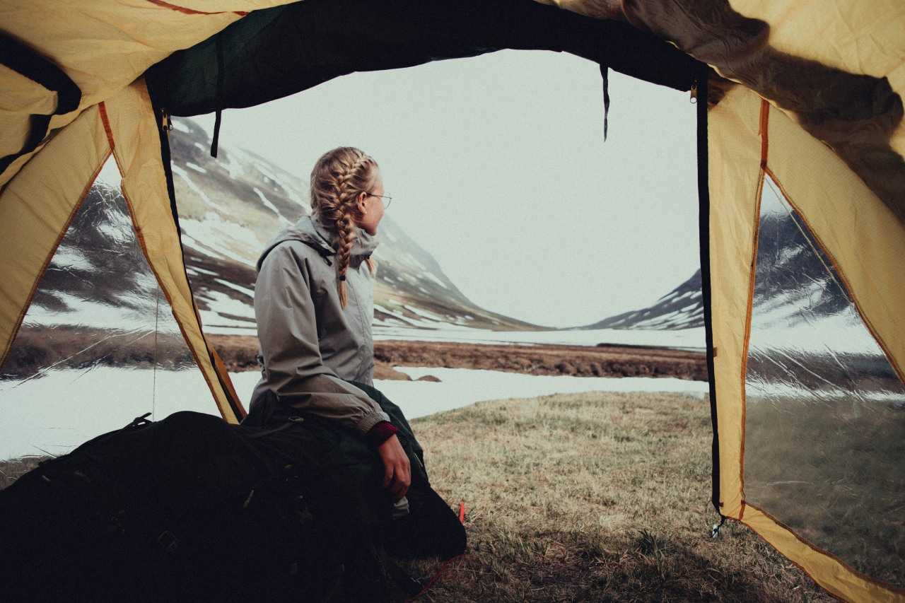 Camping in an open mountain landscape (Elias Strale / Unsplash)