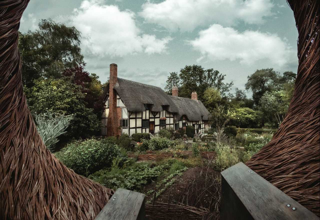Anne Hathaway’s Cottage, Stratford-upon-Avon (Zoltan Tasi on Unsplash)