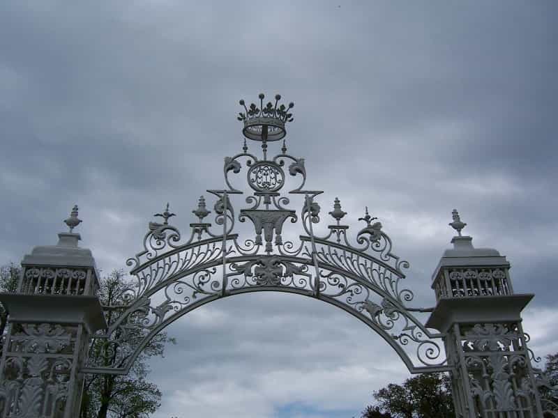 The impressive gateway to Cholmondeley Castle (Susan McManus on Freeimages)