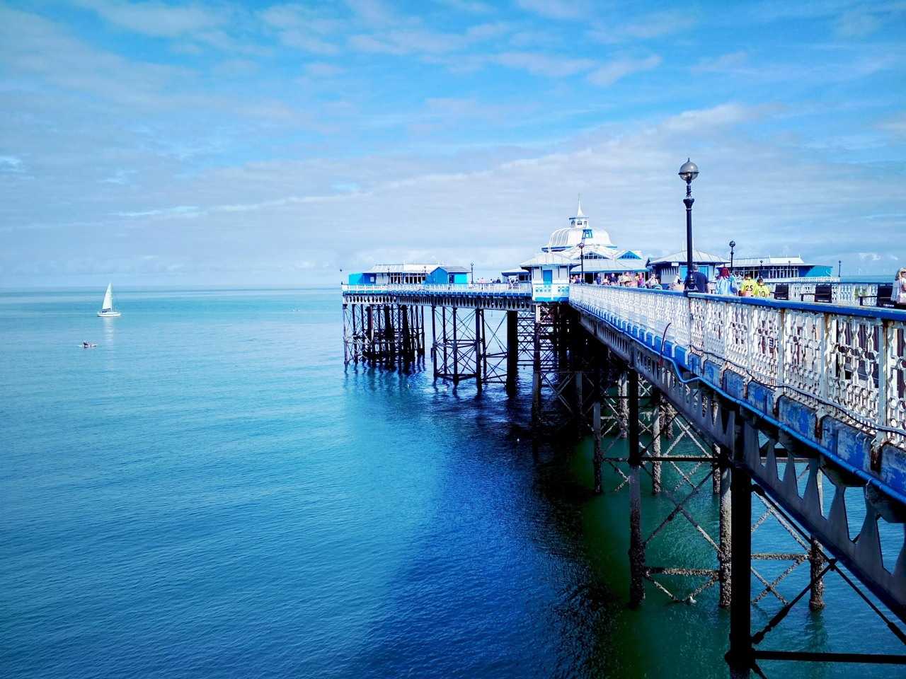Llandudno pier at the ‘Queen of Welsh Resorts’ (UK Wanderer on Unsplash)